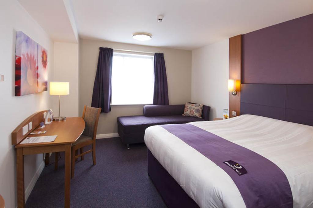 Premier Inn Camberley Exterior foto