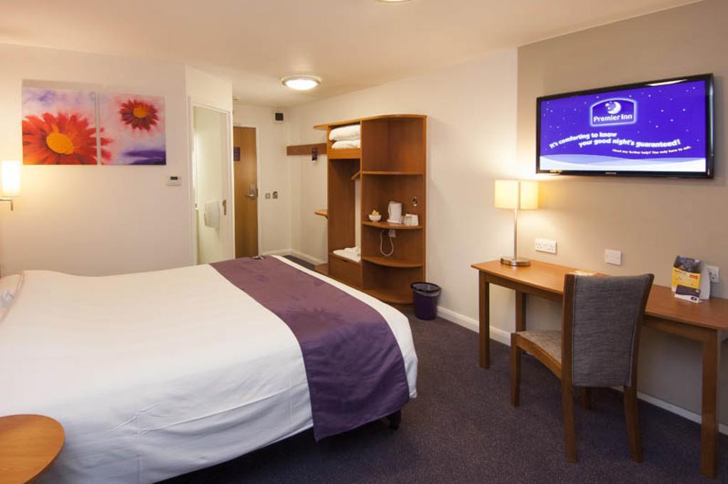Premier Inn Camberley Exterior foto