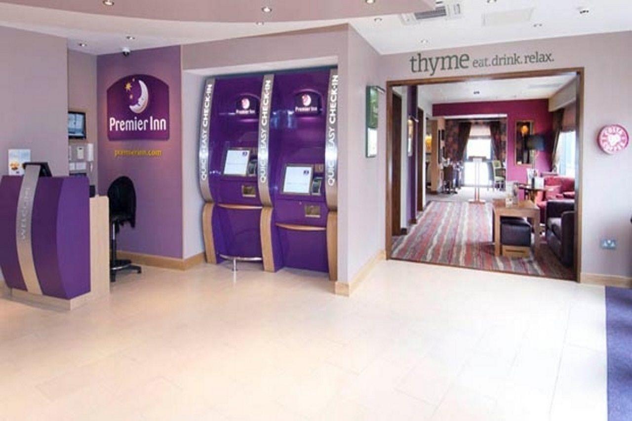 Premier Inn Camberley Exterior foto